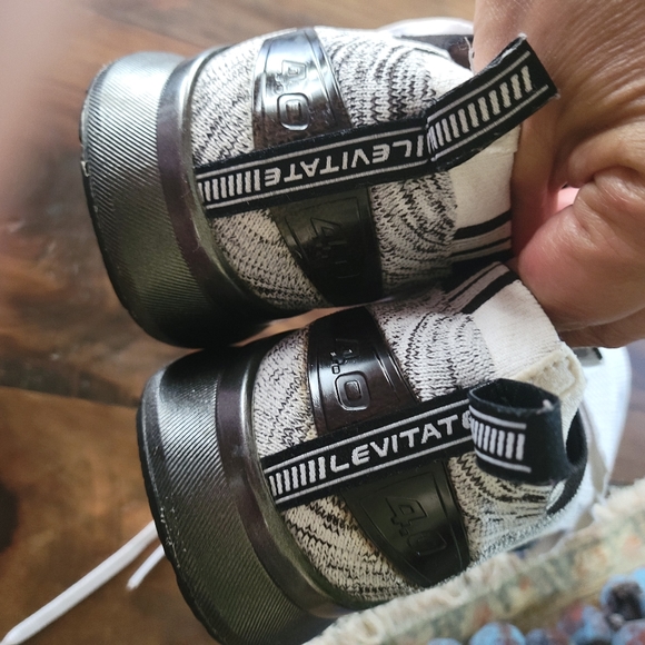 BROOKS TENNIS SHOES SIZE 9 - Picture 2 of 10